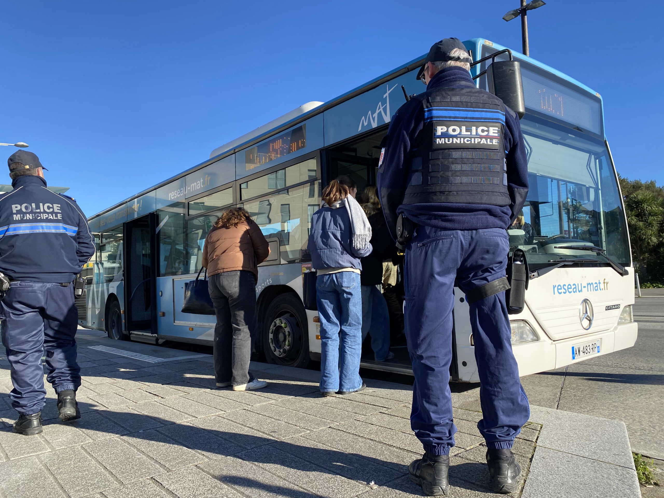 VIDEO) Contrôles dans les bus : quand les policiers montent à bord –  Saint-Malo Agglomération